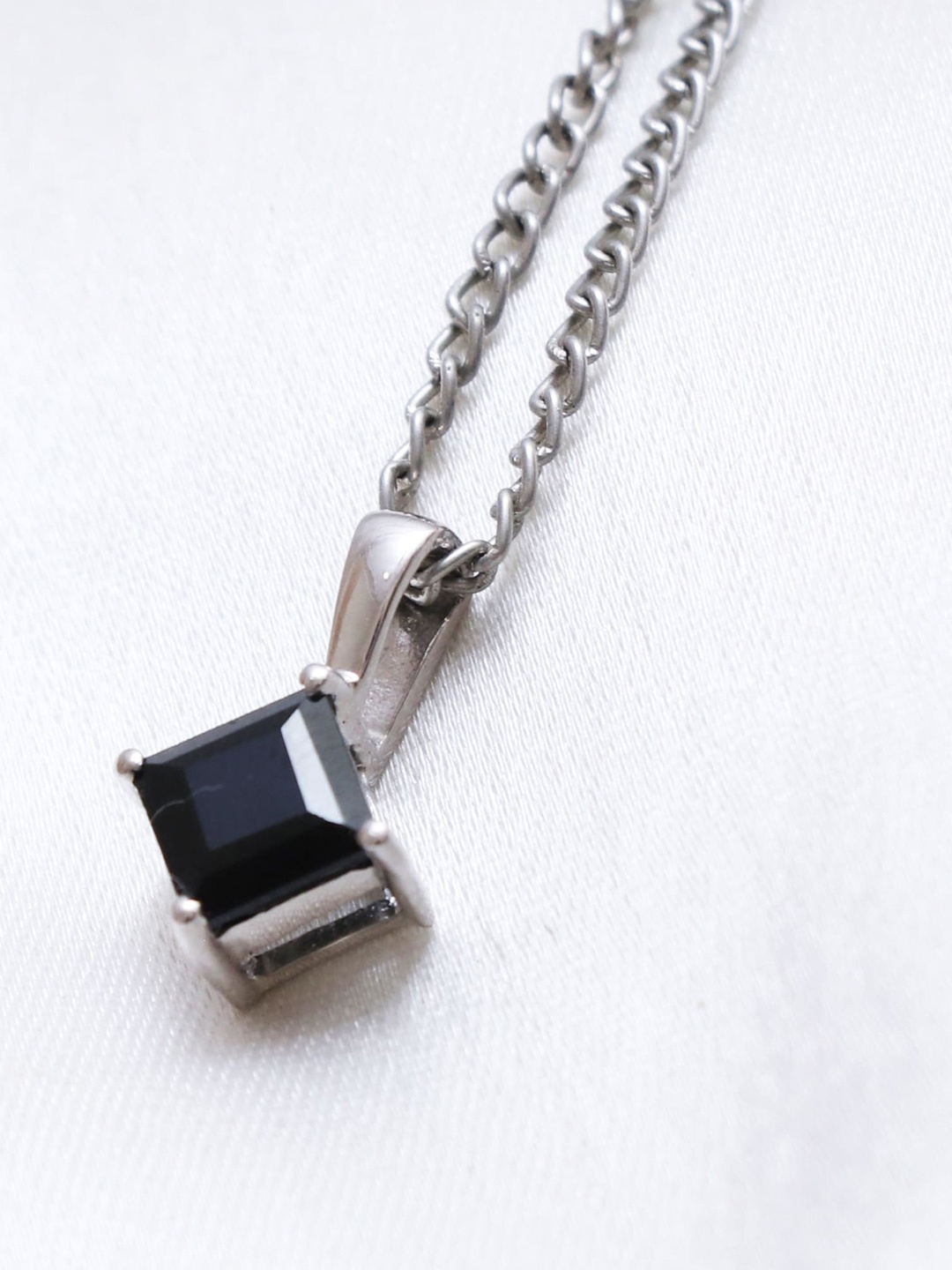 

HIFLYER JEWELS 925 Sterling Silver Stone-Studded Pendant