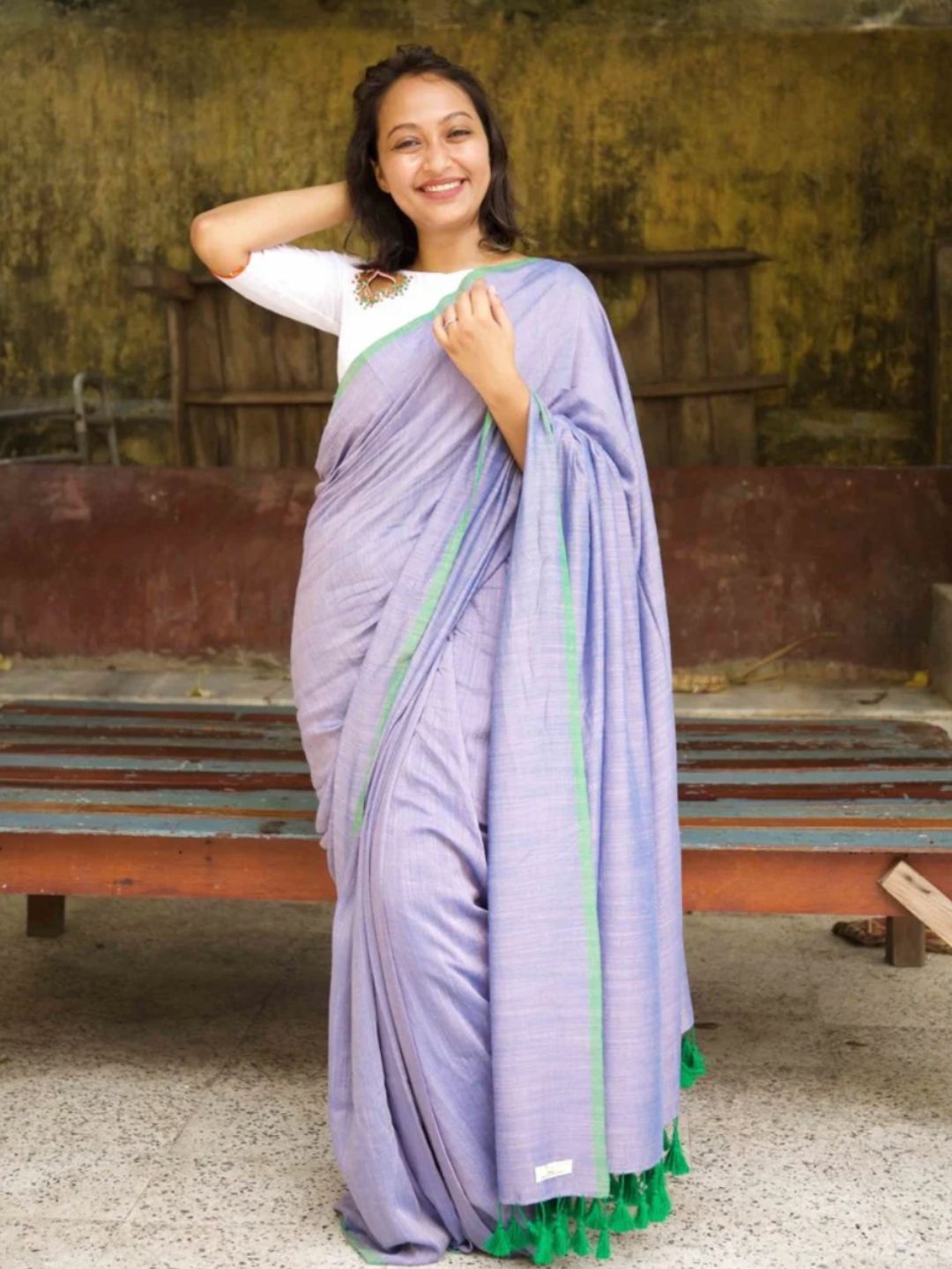 

Suta Blue & Green Solid Cotton Blend Saree