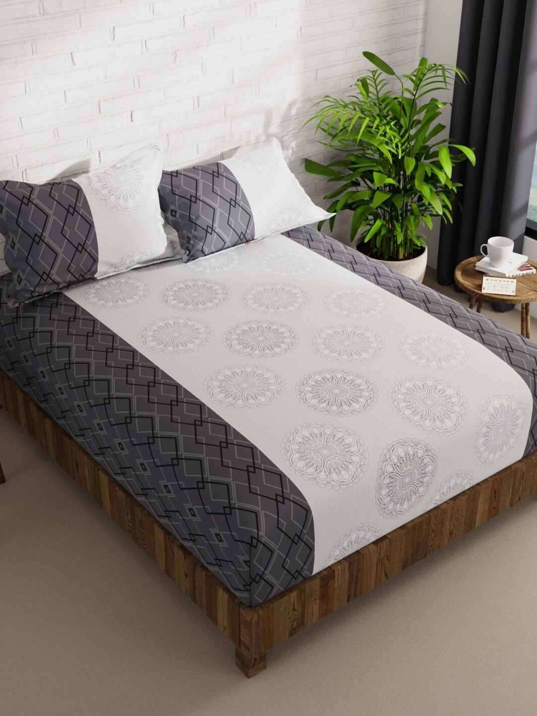 

KOPA La-Vogue Silver-Toned & Black Printed 152 TC Queen Bedsheet with 2 Pillow Covers