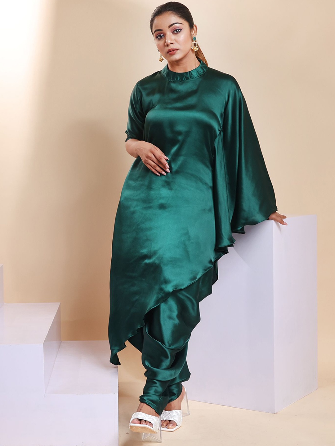

Disli Mandarin Collar Satin Kaftan Kurti With Dhoti Pants, Green