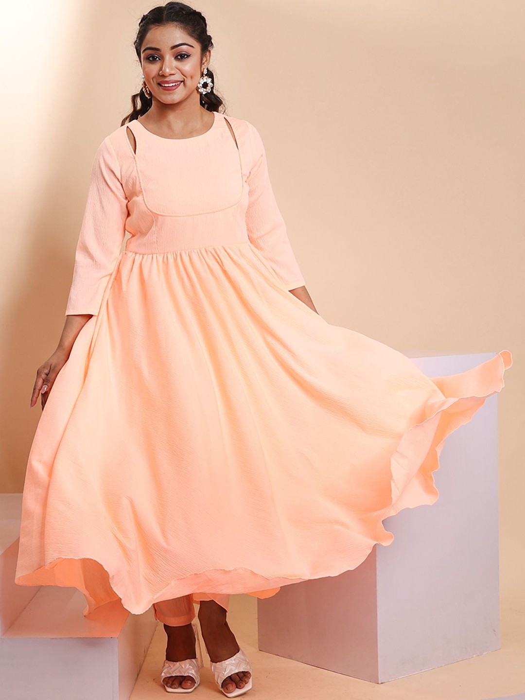 

Disli Round Neck Anarkali Kurta With Trousers, Peach