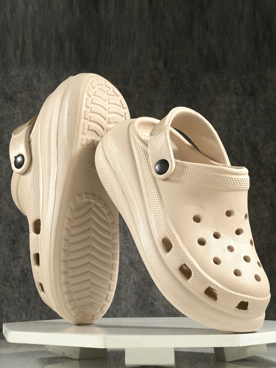 

BIRDE Women Self Design Lightweight Clogs, Cream