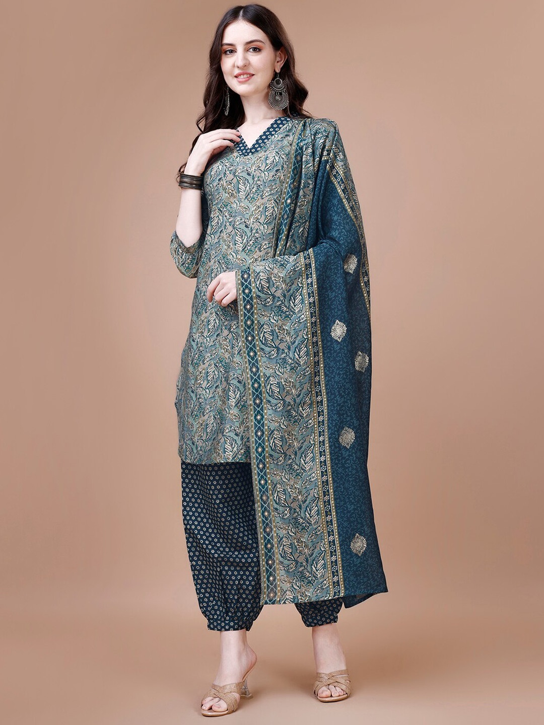 

Granthva Fab Ethnic Motifs Printed V-Neck Straight Kurta With Salwar & Dupatta, Green