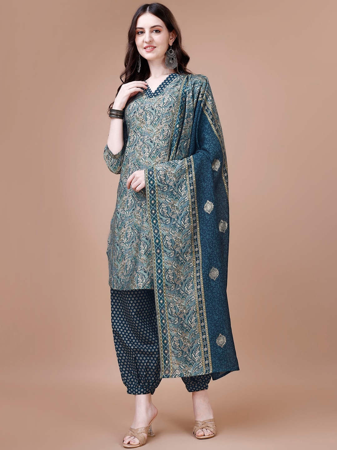 

Pratham Blue Floral Printed Chanderi Silk Kurta With Salwar & Dupatta, Green