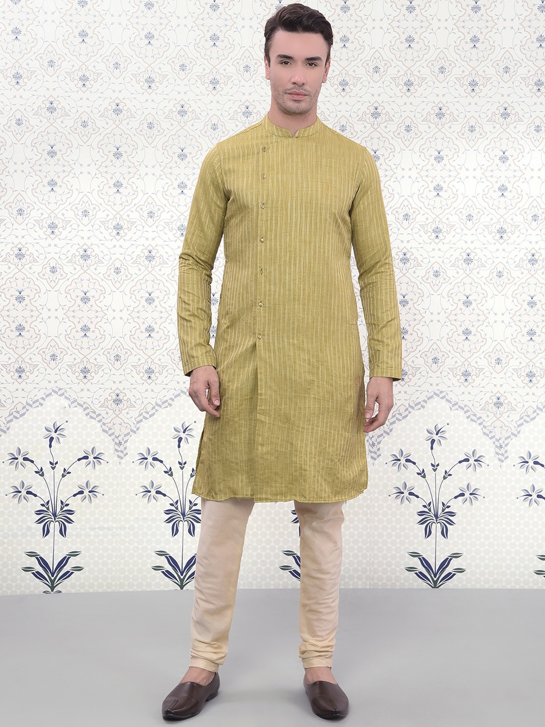 

Ode by House of Pataudi Striped Angrakha Kurta with Pyjamas, Green