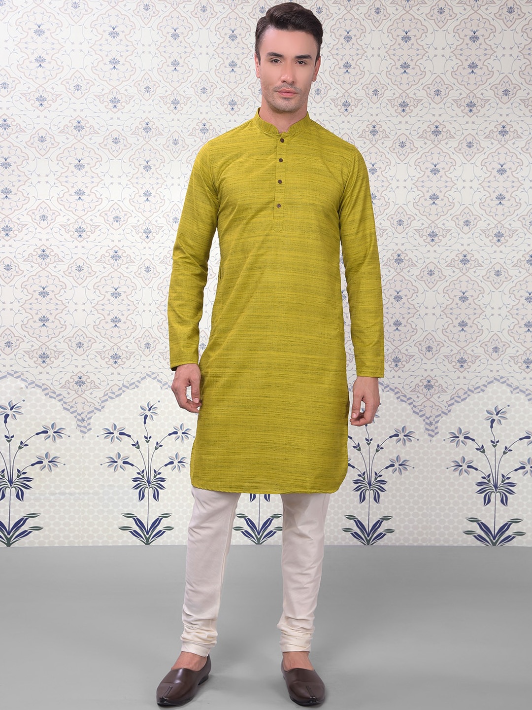 

Ode by House of Pataudi Mandarin Collar Curved Jacquard Kurta with Churidar, Green