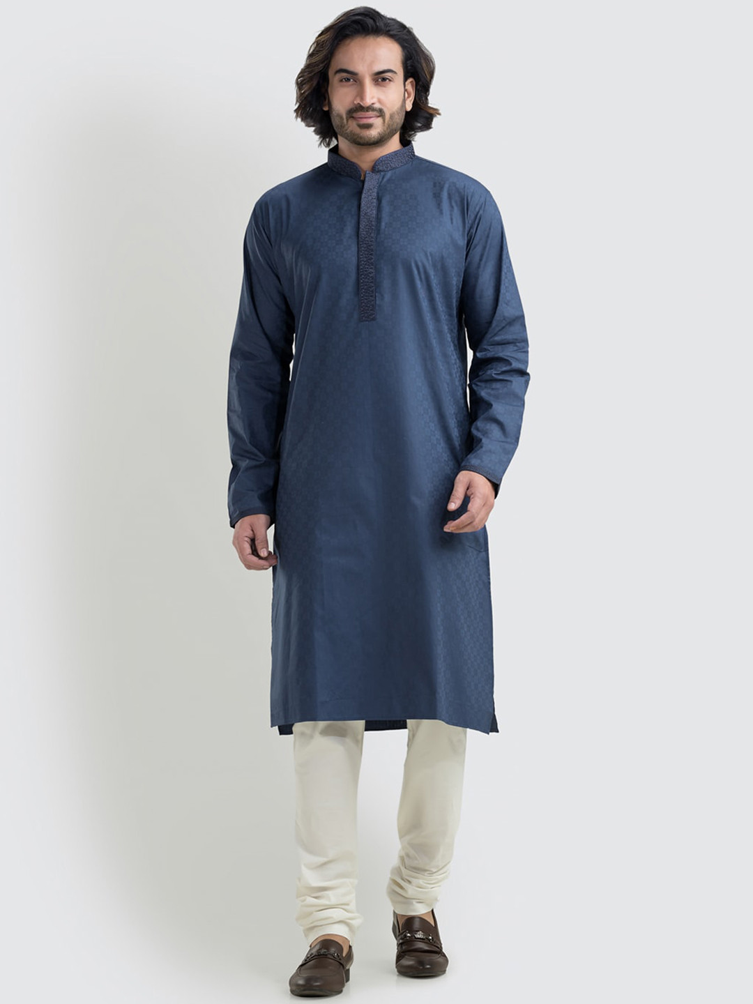 

SREEMANT Sequinned Mandarin Collar Artwork Kurta, Navy blue
