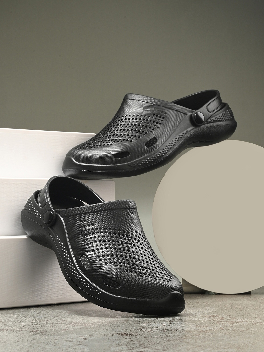 

HRX by Hrithik Roshan Men Black Croslite Clogs
