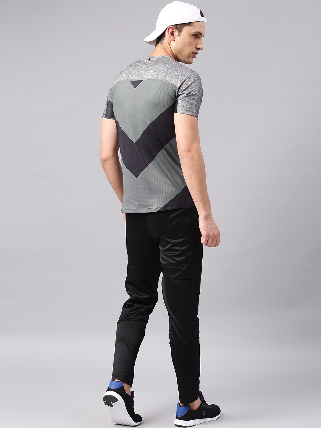 

HRX by Hrithik Roshan Men Charcoal & Black Colourblocked Running Sports T-shirt