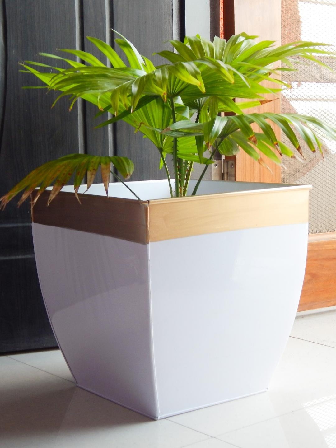 

ecofynd 2 Pieces Midland Large Metal Planter Pots, White