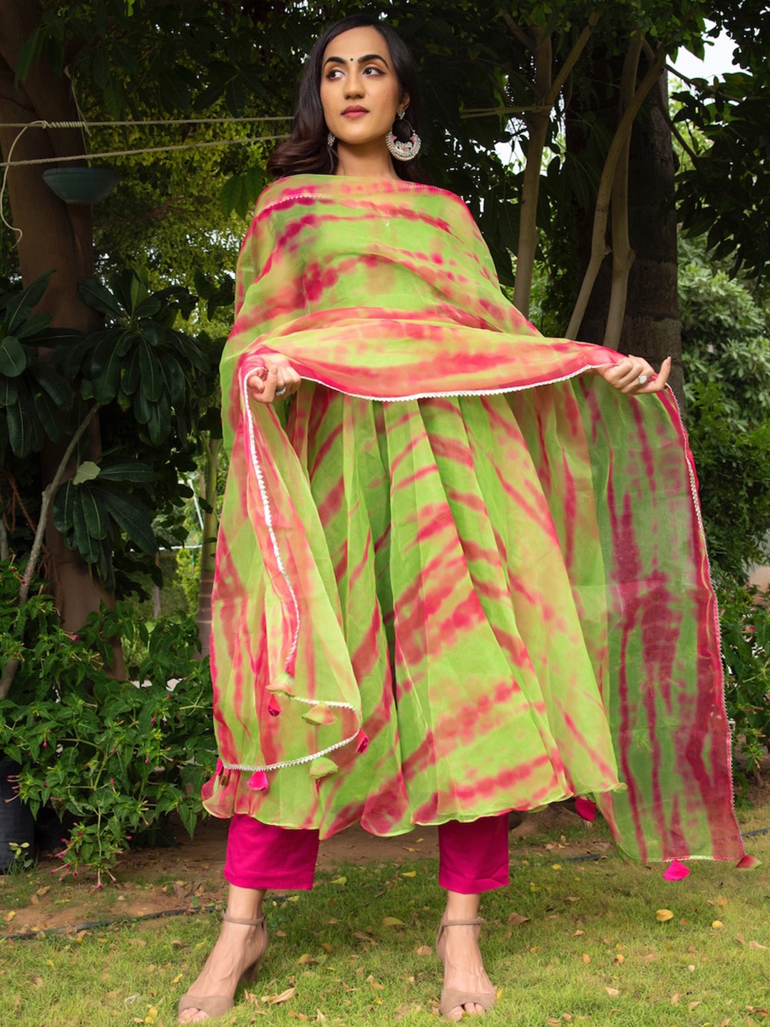 

Pomcha Women Leheriya Printed Regular Pure Cotton Holi Kurta with Trousers &With Dupatta, Green