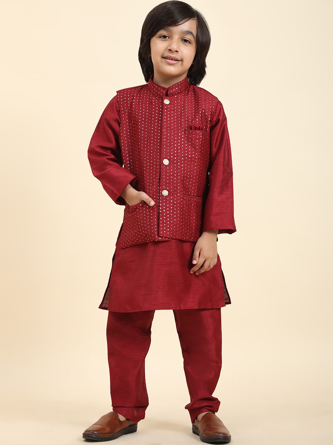 

Pro-Ethic STYLE DEVELOPER Boys Jacquard Weave Pure Silk Kurta & Pyjamas With Nehru jacket, Maroon