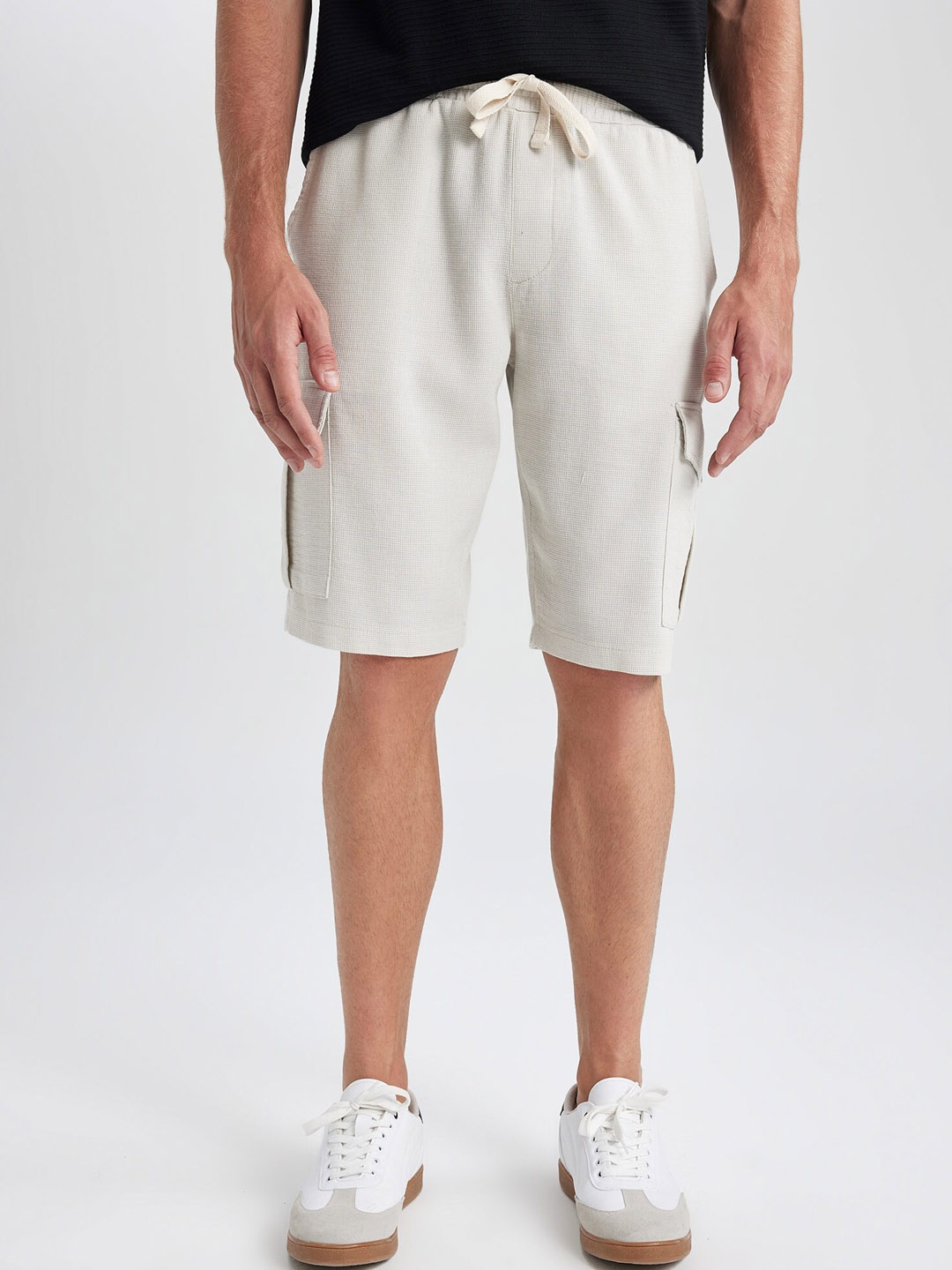 

DeFacto Men Mid-Rise Pure Cotton Shorts, White