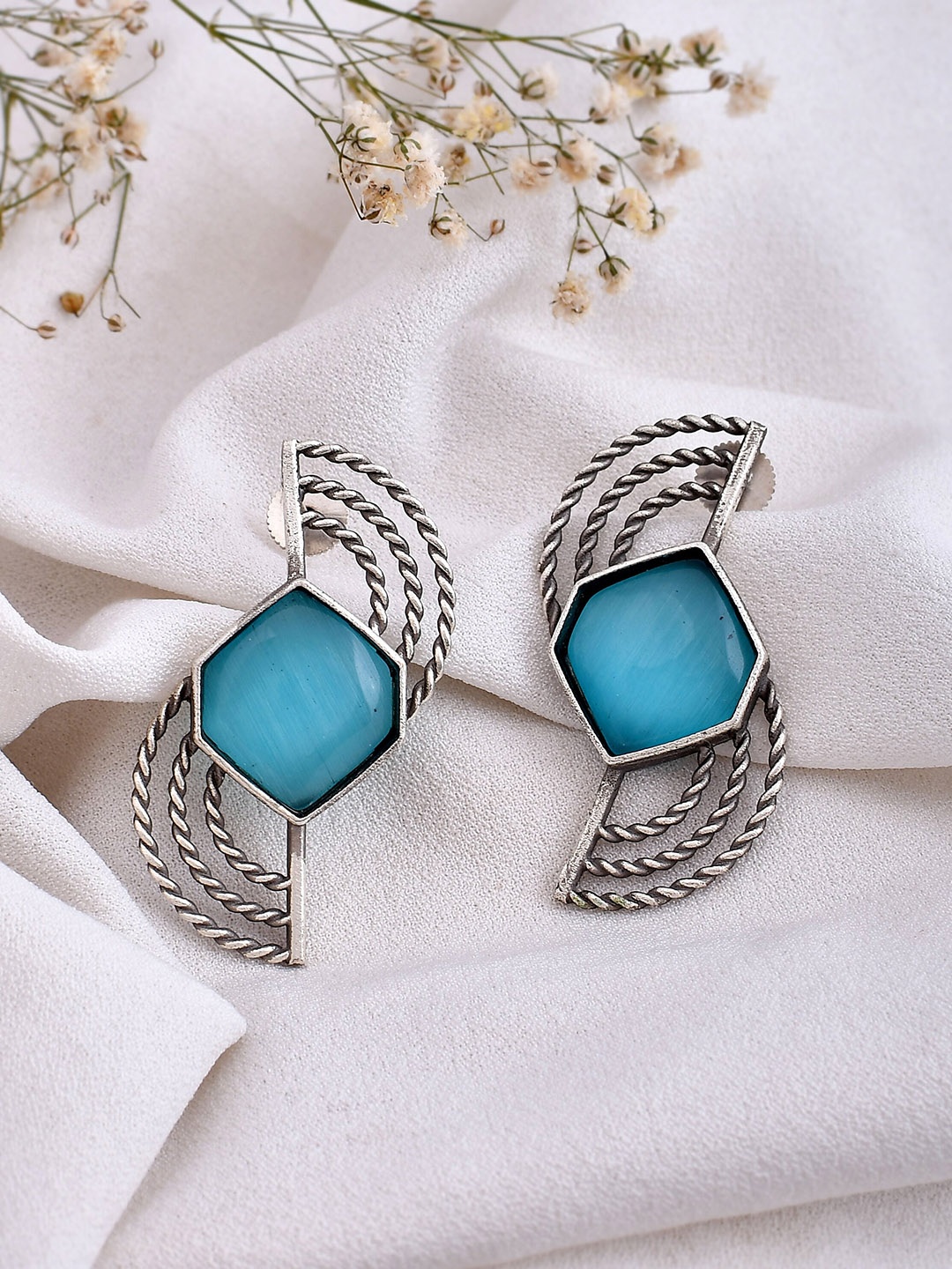 

DASTOOR Silver-Plated Contemporary Studs Earrings