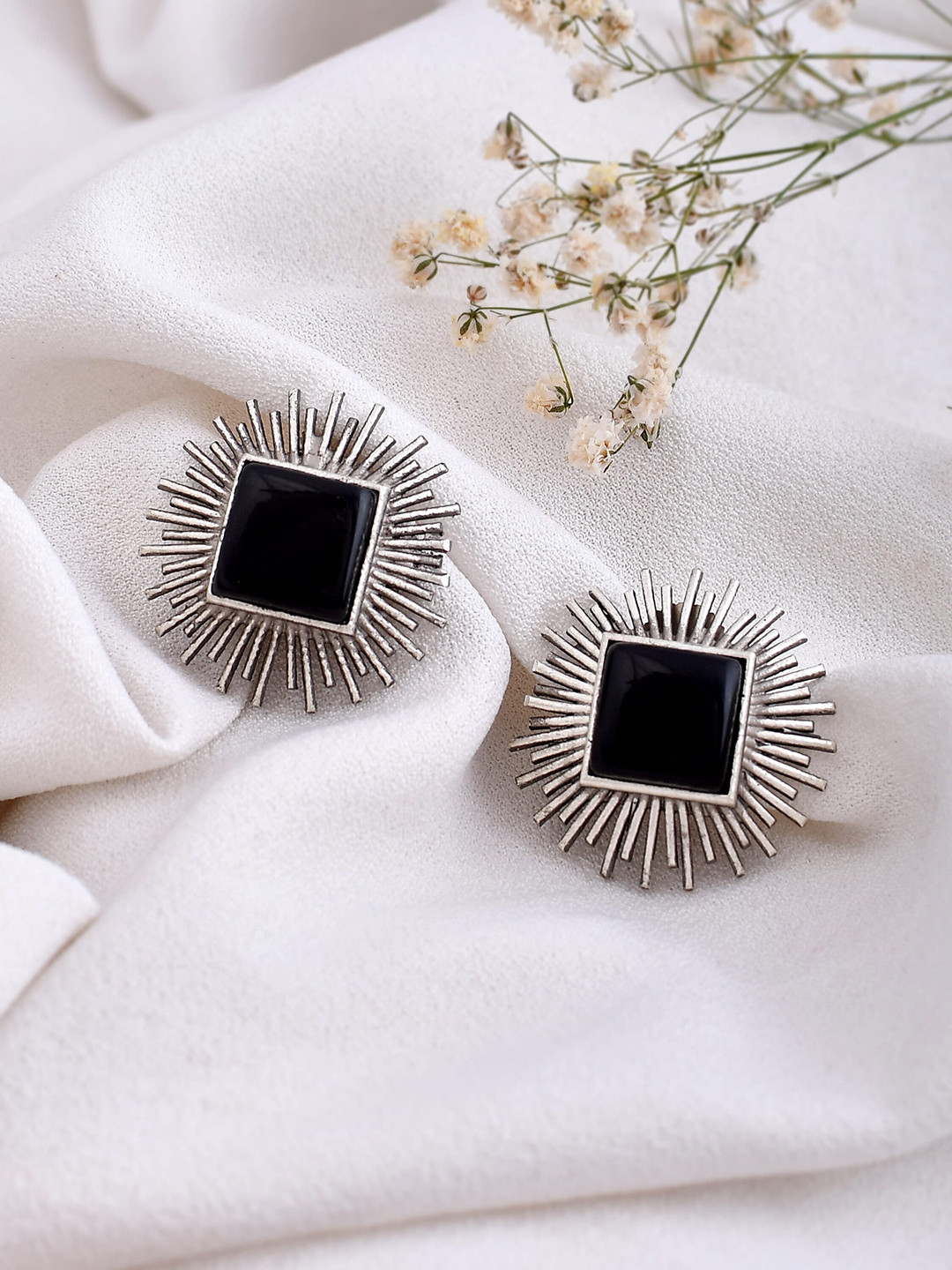 

DASTOOR Silver-Plated Contemporary Studs Earrings