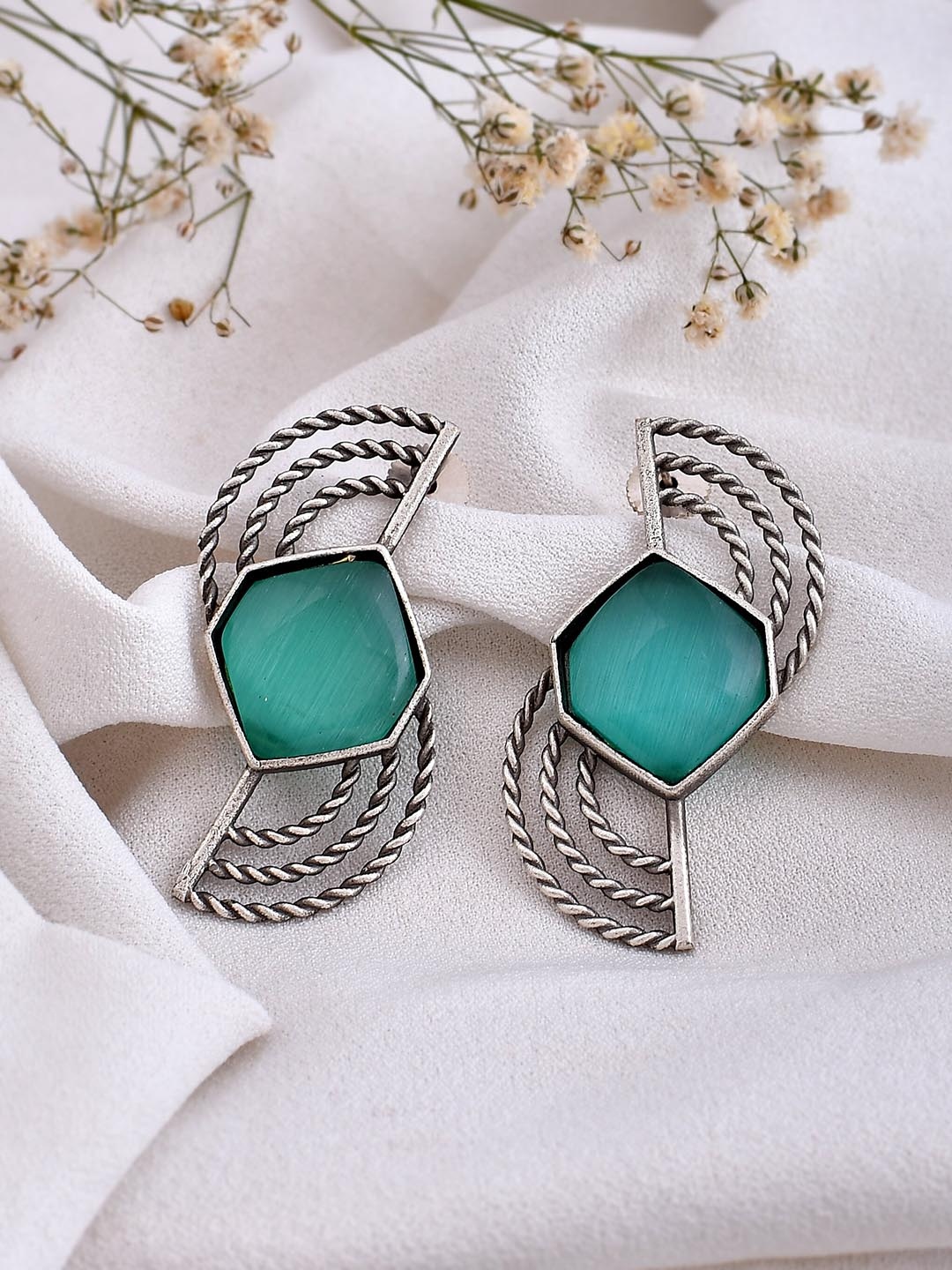 

DASTOOR Silver-Toned Contemporary Studs Earrings