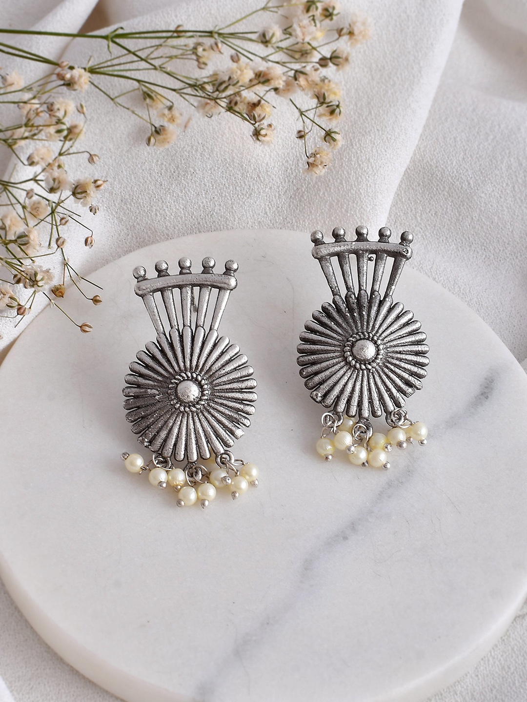 

DASTOOR Silver-Plated Contemporary Studs Earrings