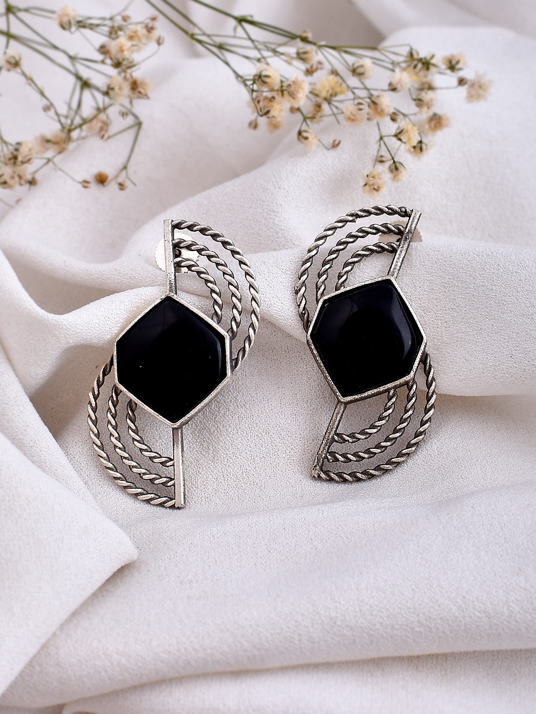 

DASTOOR Silver-Toned Contemporary Hoop Earrings