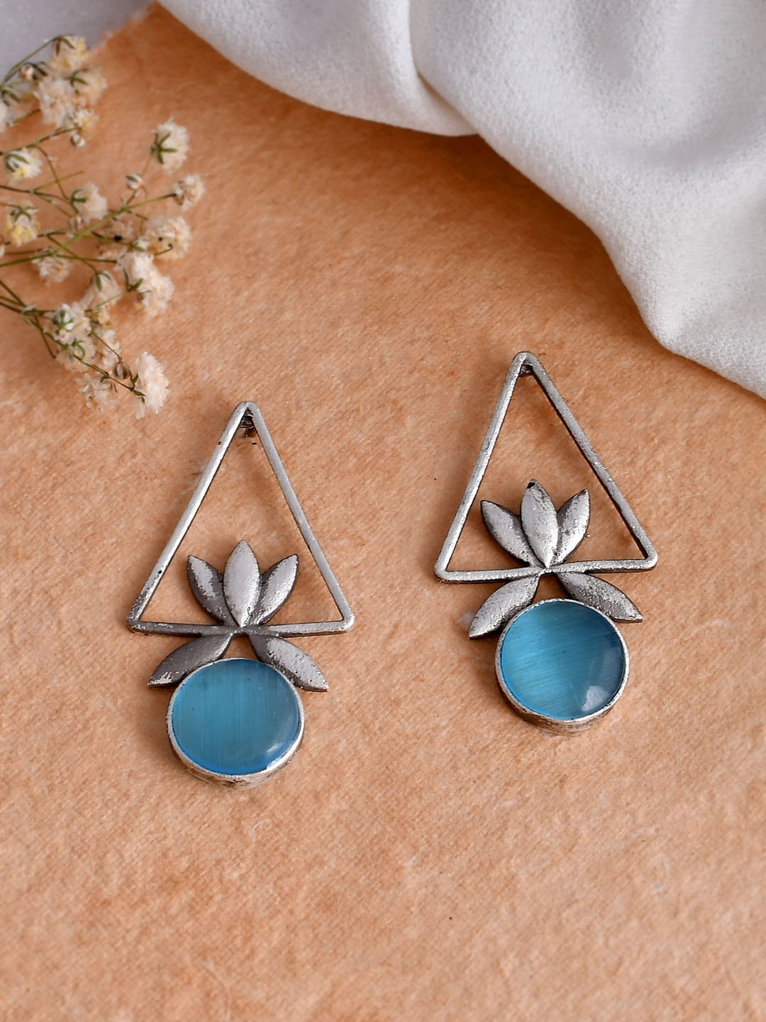

DASTOOR Silver-Plated Stone-Studded Oxidised Drop Earrings