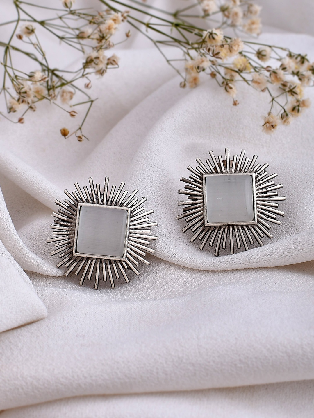 

DASTOOR Silver-Toned Contemporary Studs Earrings