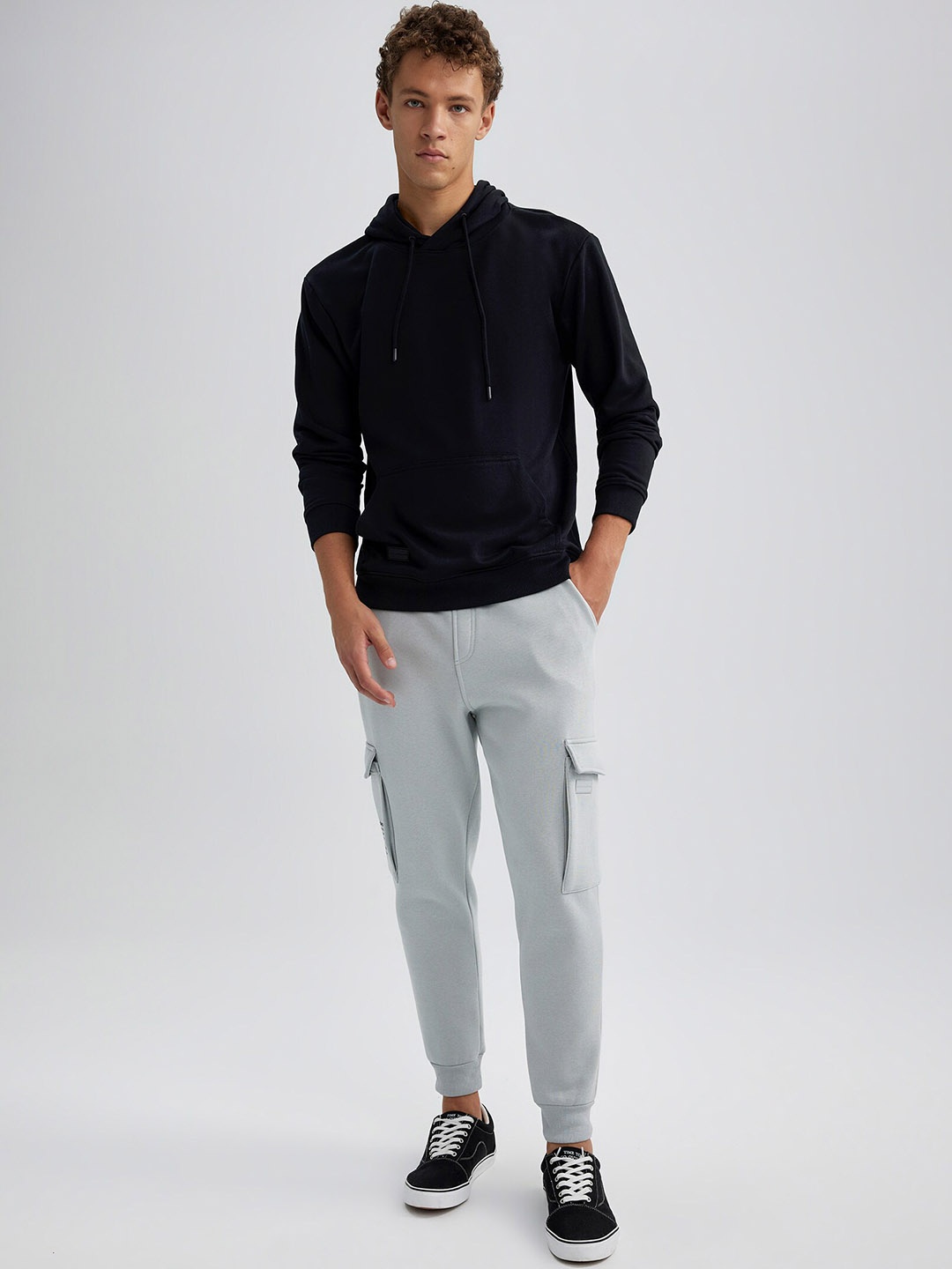 

DeFacto Men Mid-Rise Regular Fit Cargos Trousers, Grey