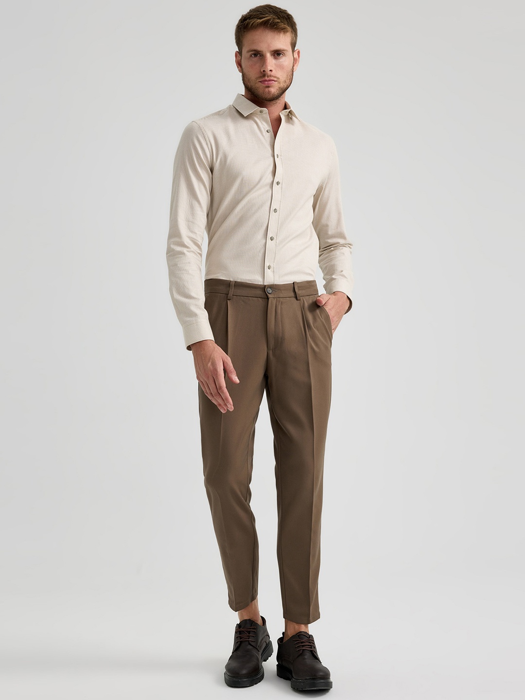 

DeFacto Men Mid-Rise Pleated Trousers, Brown