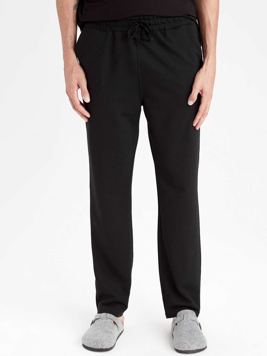 

DeFacto Men Mid-Rise Trousers, Black