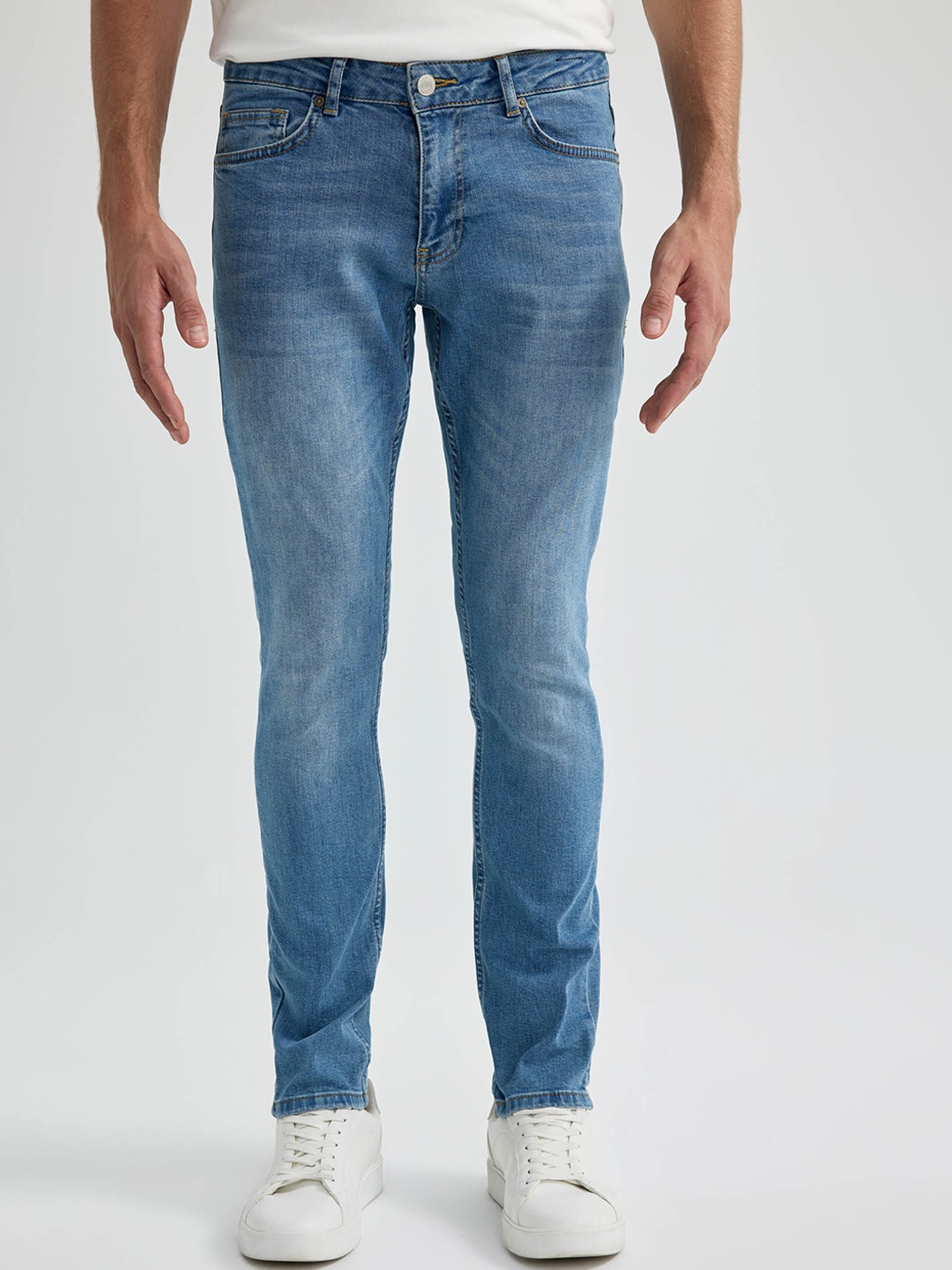 

DeFacto Men Mid-Rise Light Fade Clean Look Jeans, Na