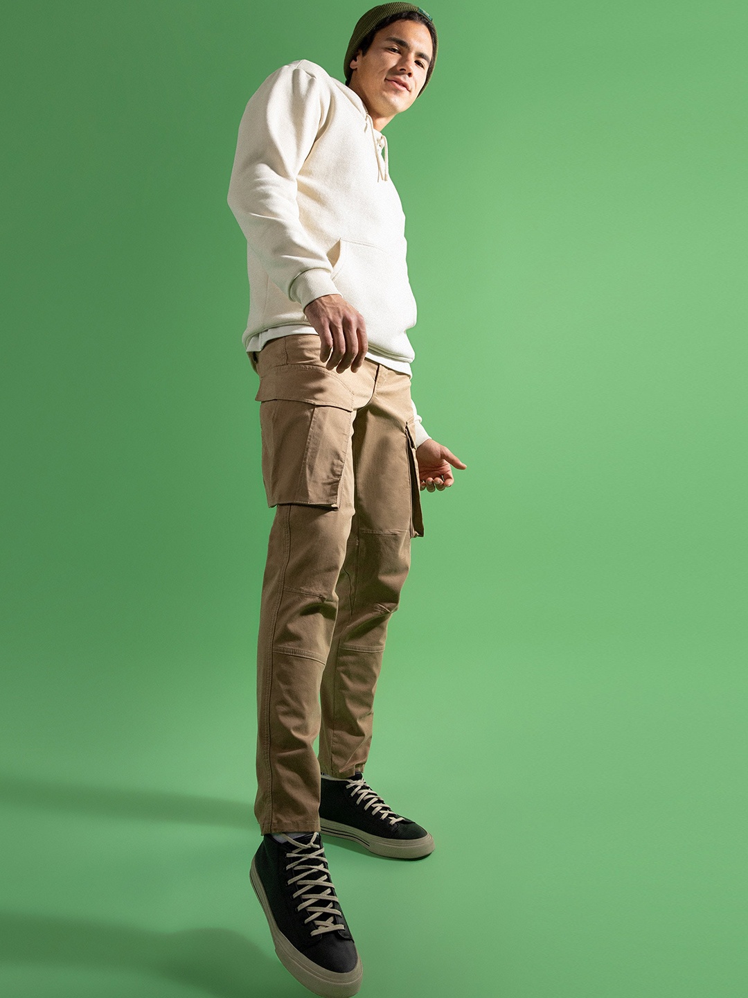 

DeFacto Men Mid Rise Cargos Trousers, Beige