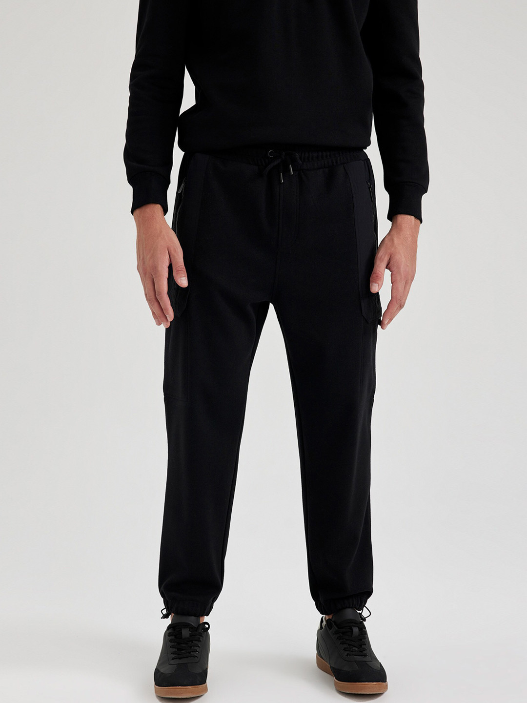

DeFacto Men Mid-Rise Joggers, Black
