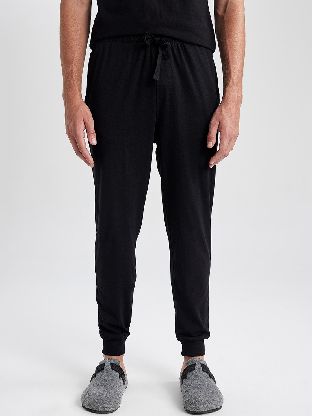 

DeFacto Men Mid-Rise Pure Cotton Joggers, Black