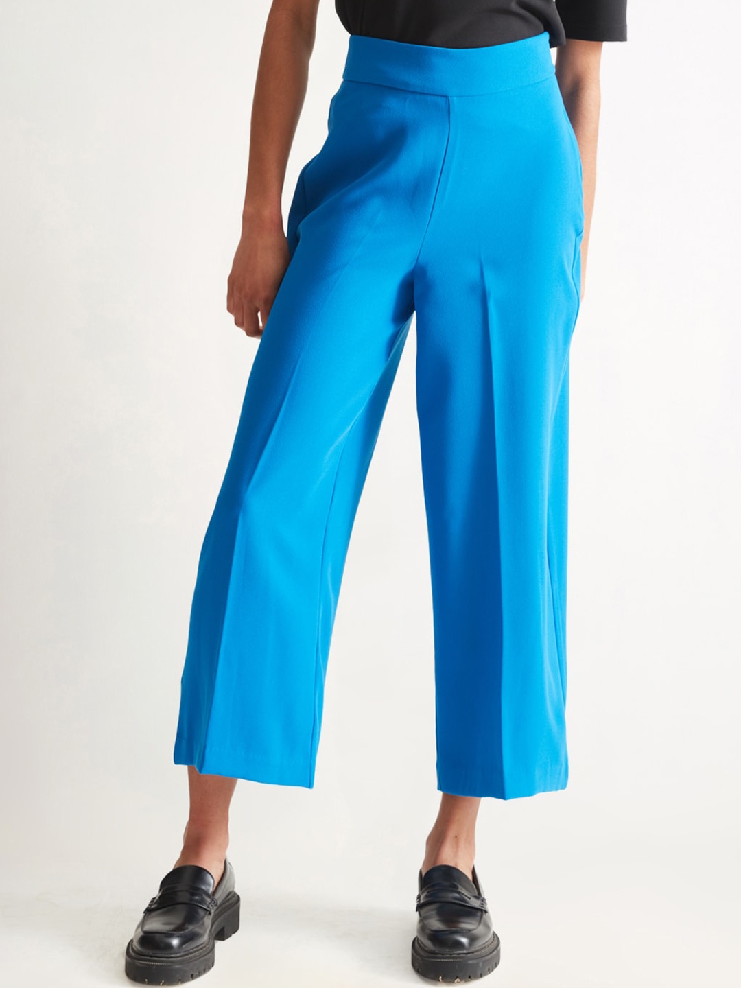 

COVER STORY Women Blue Mid-Rise Cropped Trousers