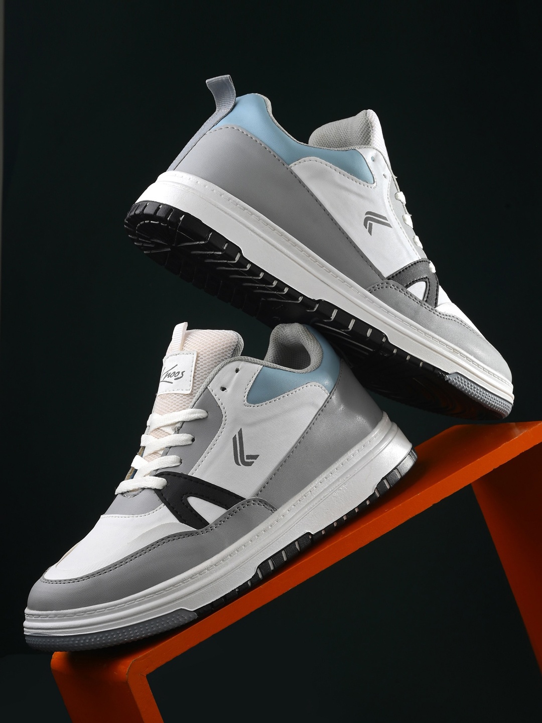 

knoos Men Colourblocked Lightweight Sneakers, White
