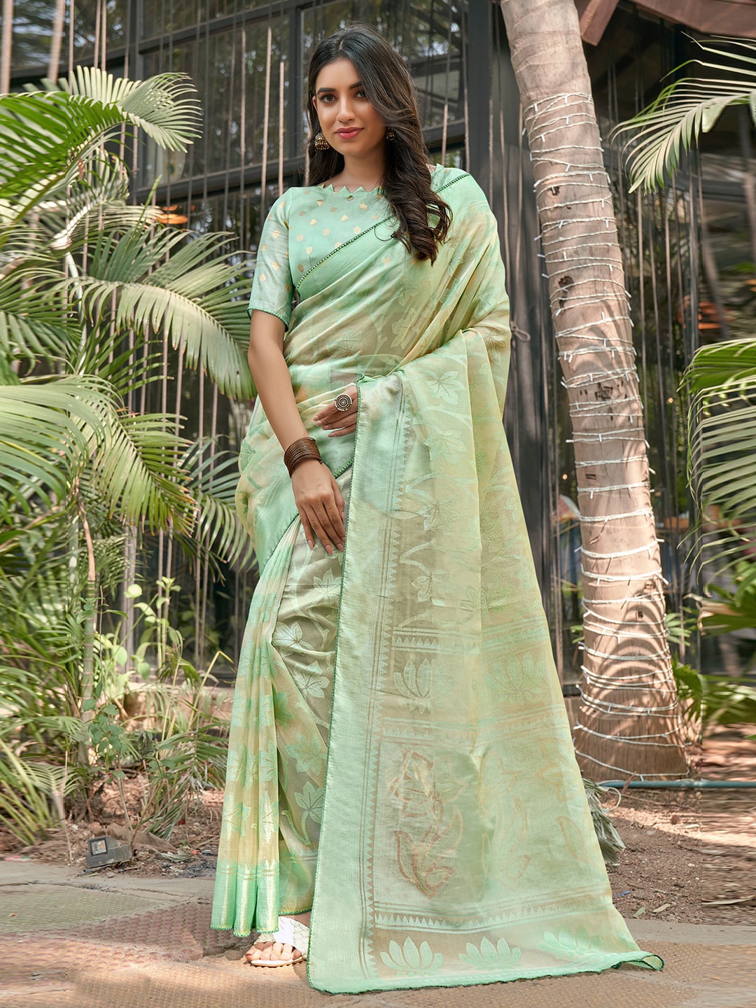 

SANSKAR Green & Gold-Toned Ethnic Motifs Aari Work Brasso Saree