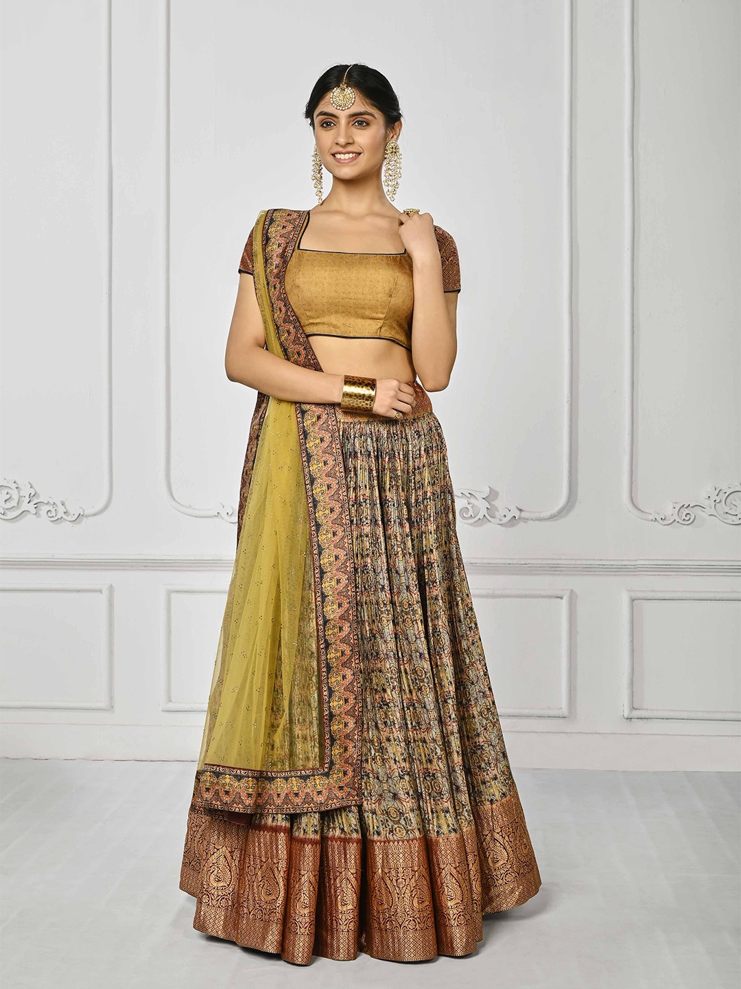 

SAPTRANGI Green & Red Printed Semi-Stitched Lehenga & Unstitched Blouse With Dupatta