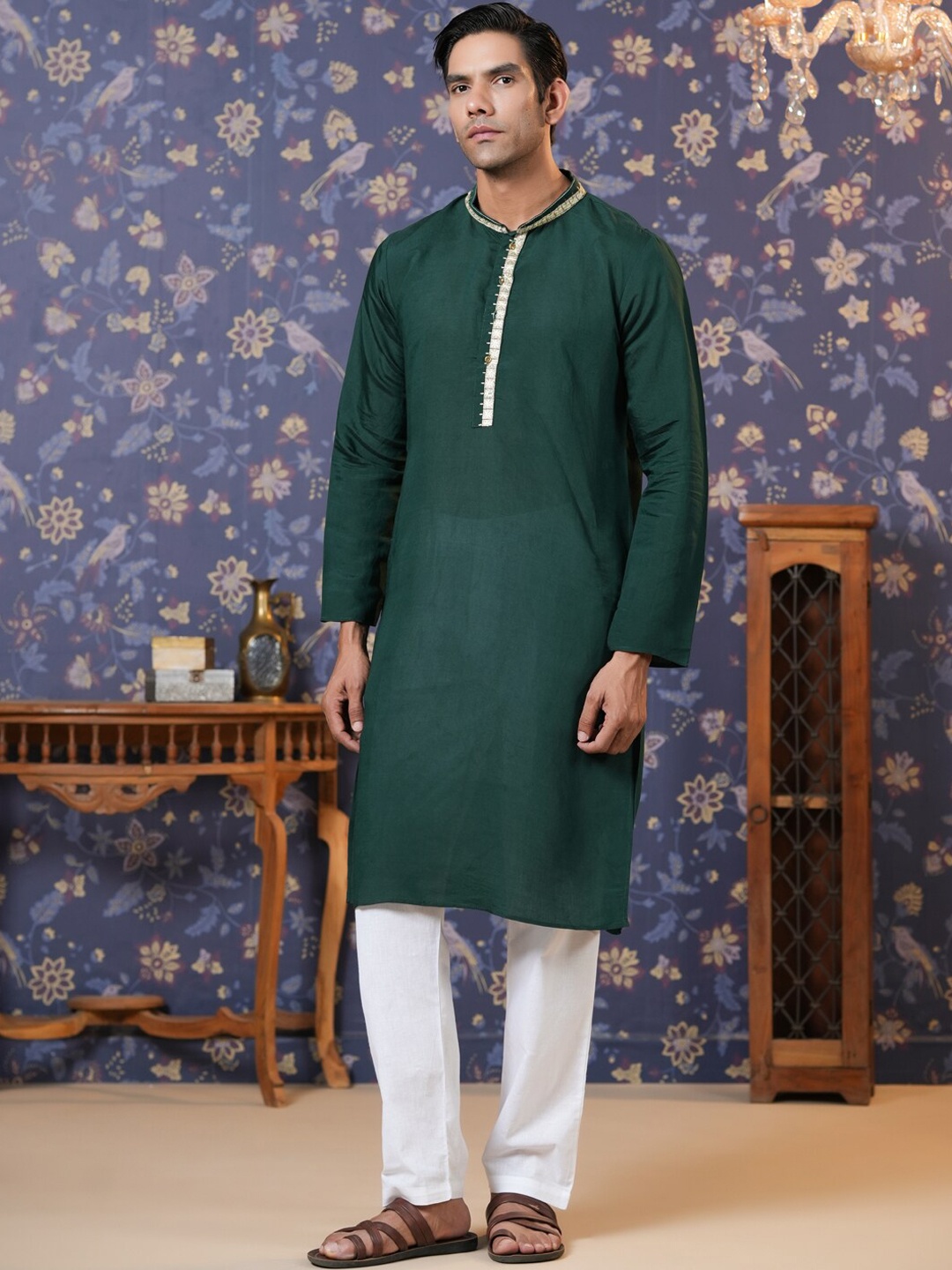 

House of Pataudi Mandarin Collar Jacquard Thread Work Liva Kurta, Green