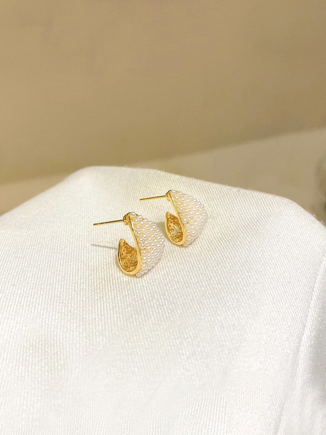 

DressBerry Gold-Plated Contemporary Stud Earrings