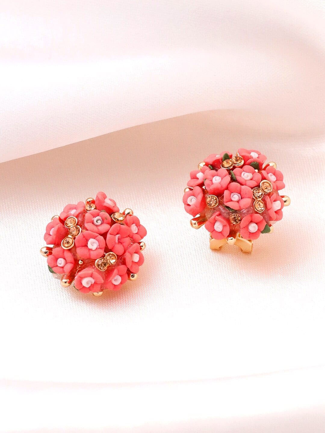

DressBerry Gold-Plated Floral Shaped Stud Earrings