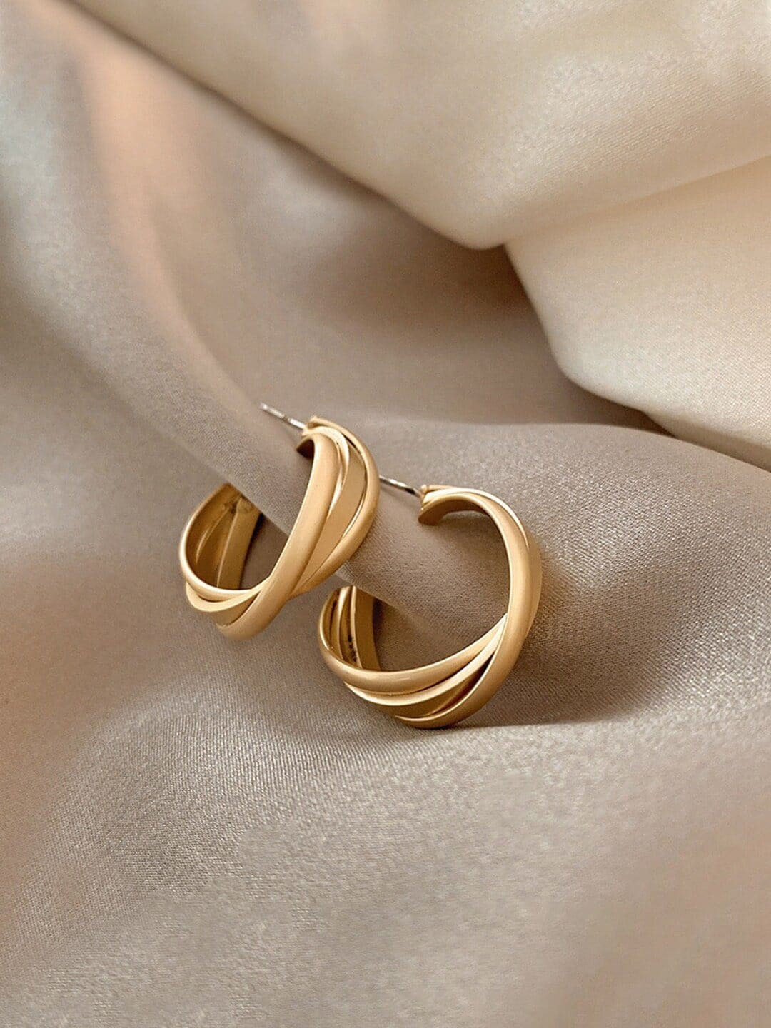 

DressBerry Gold Toned Drop Earrings