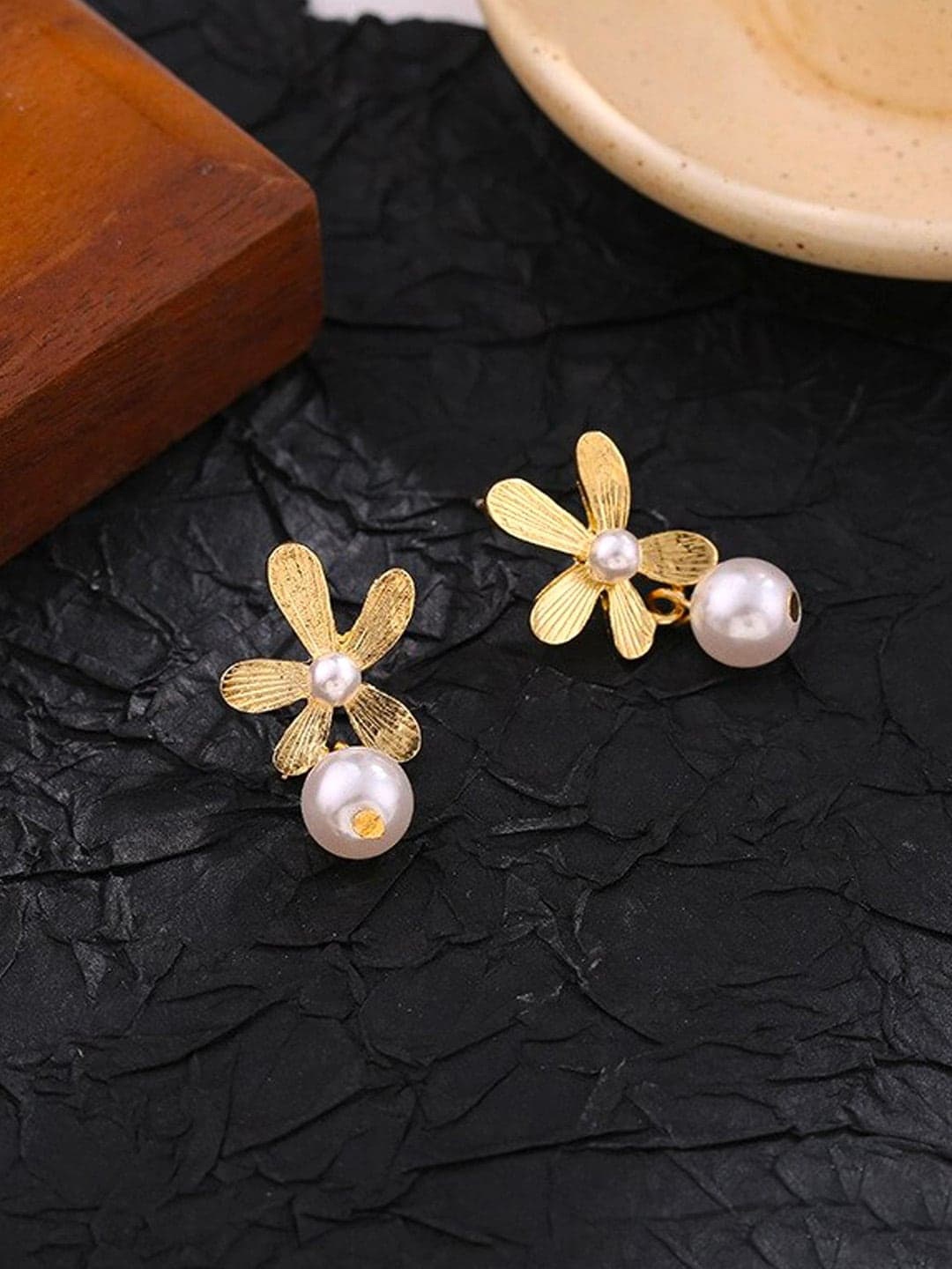 

DressBerry Gold-Plated Contemporary Drop Earrings