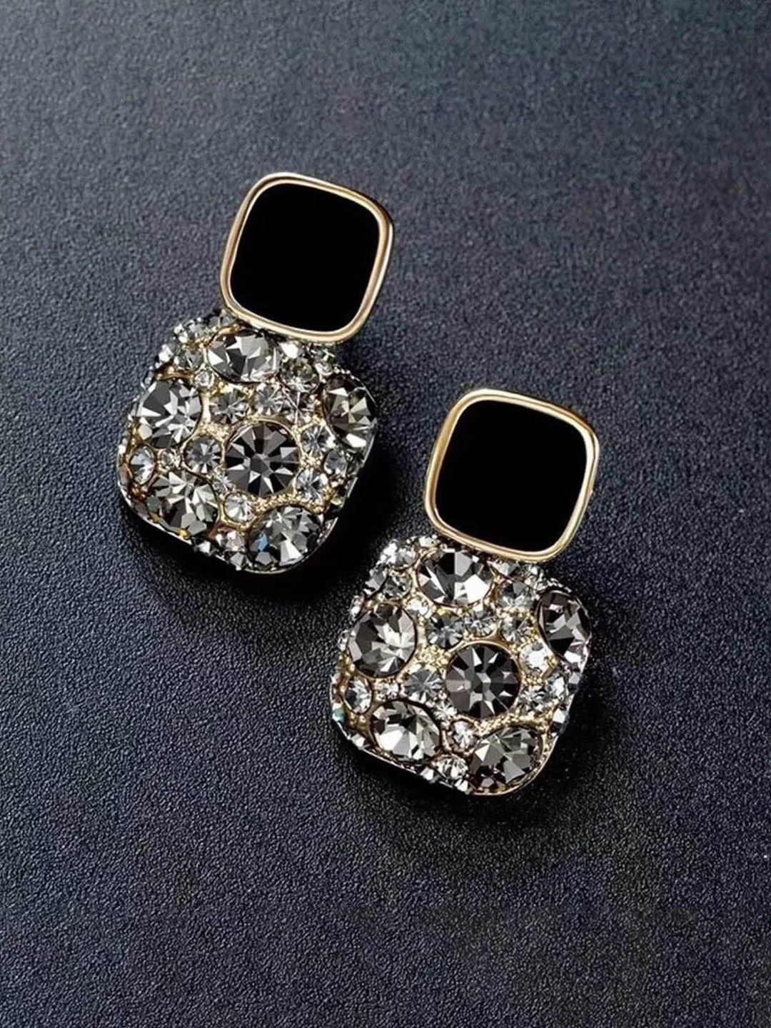

DressBerry Gold-Plated Contemporary Drop Earrings