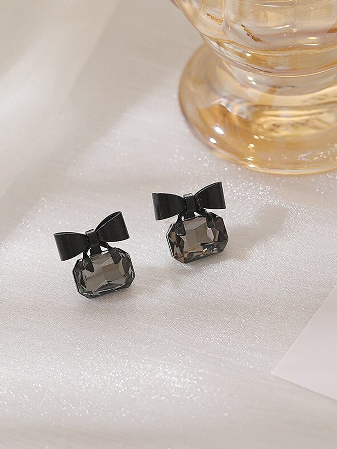 

DressBerry Contemporary Studs Earrings, Black