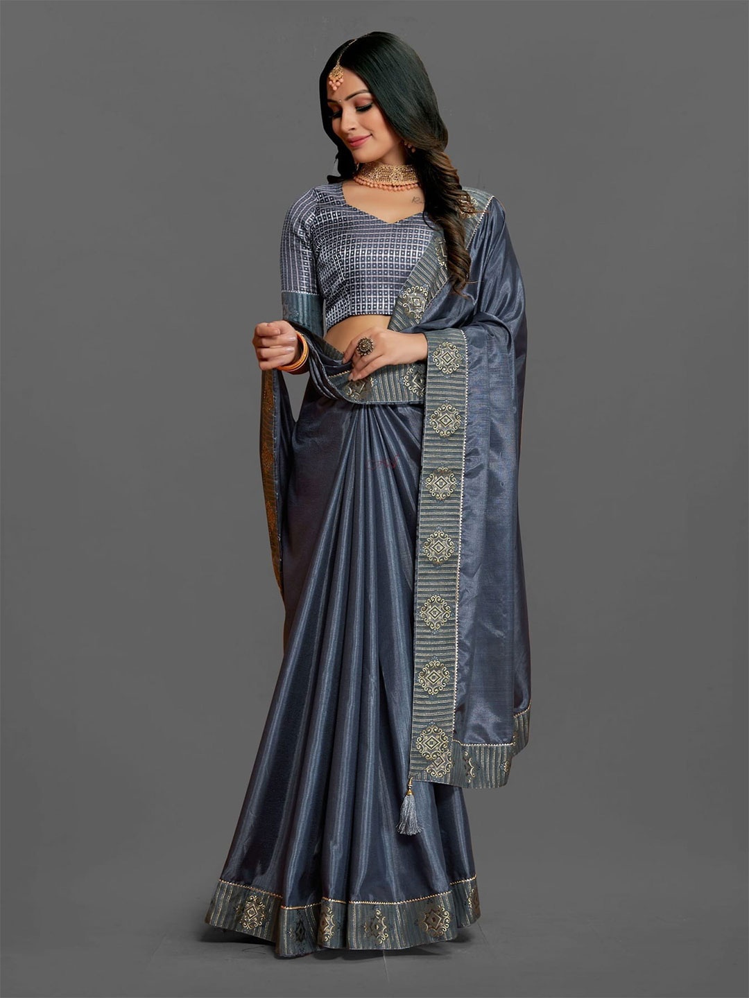 

Mitera Grey & Gold-Toned Zari Silk Blend Saree