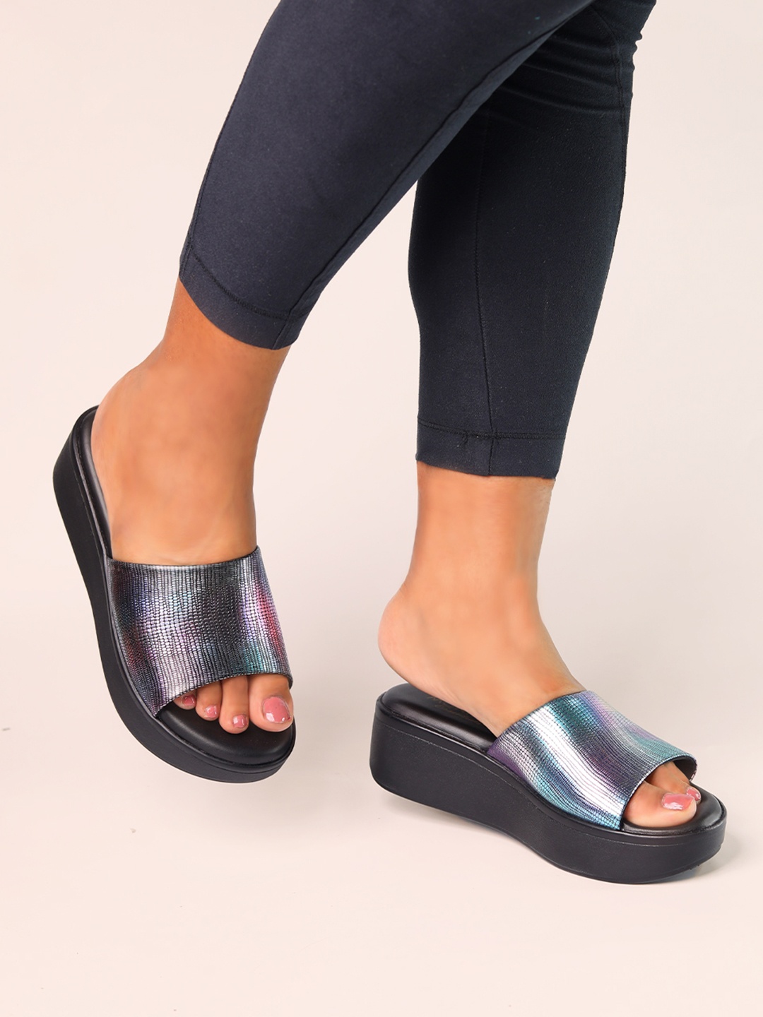 

Monrow Textured Flatform Heels, Grey