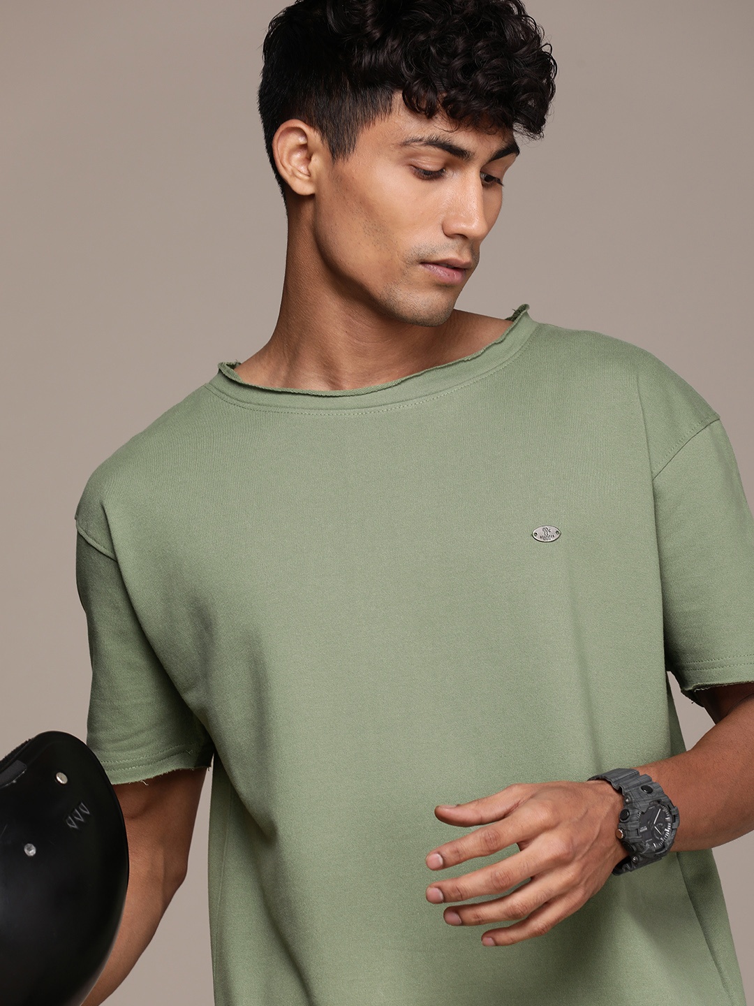 

Roadster Men Drop-Shoulder Sleeves T-shirt, Green