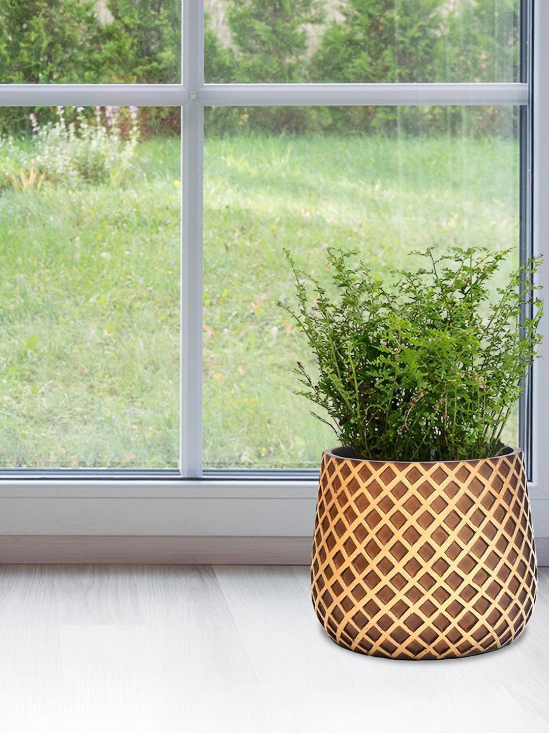 

Athome by Nilkamal Brown & Beige Criss-Cross Textured Round Small Planter
