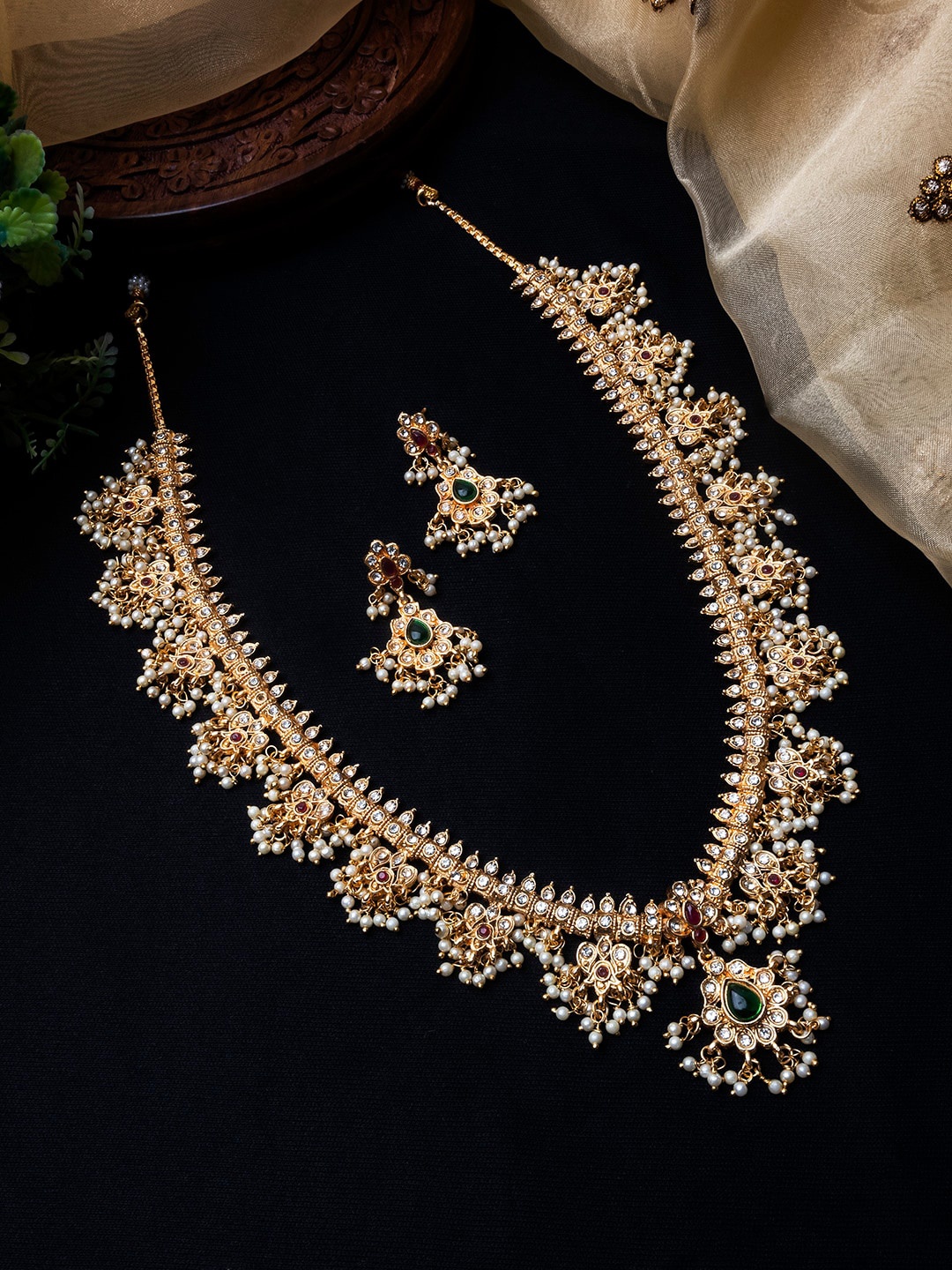 

StileAdda Gold-Plated Stone-Studded & Pearls Beaded Guttapusallu Necklace & Earrings