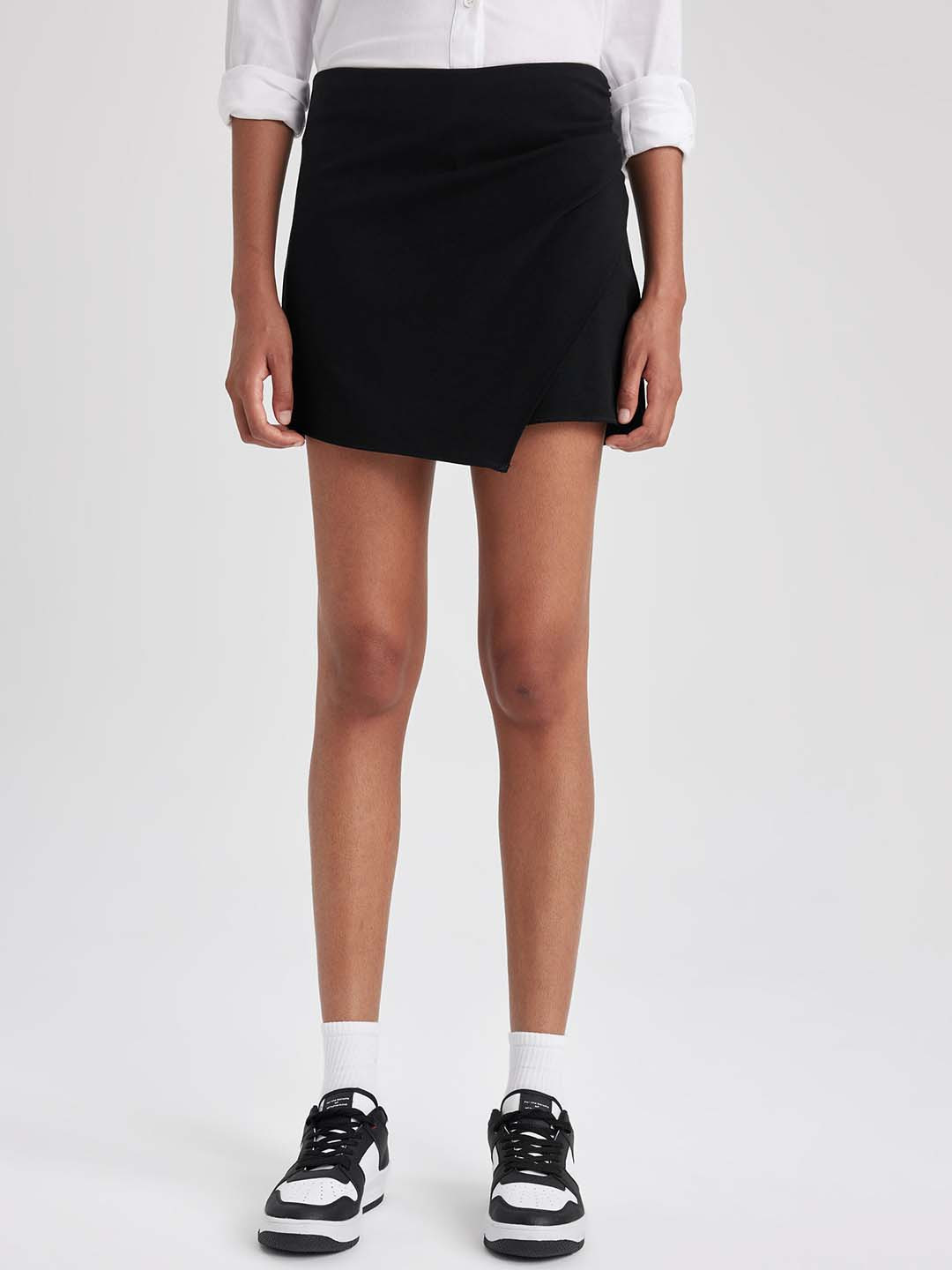 

DeFacto Women Mid Rise Shorts, Black