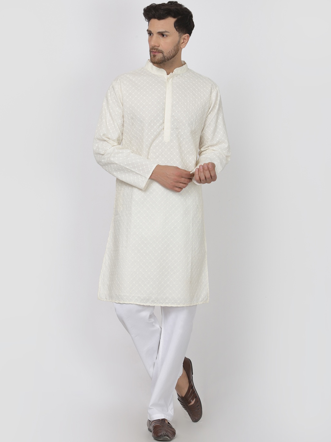 

MOHANLAL SONS Geometric Embroidered Regular Thread Work Pure Cotton Kurta with Pyjama, Cream