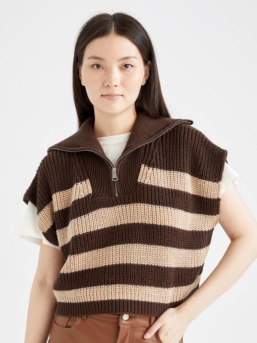 

DeFacto Striped Mock Collar Half Zipper Acrylic Crop Sweater Vest, Brown
